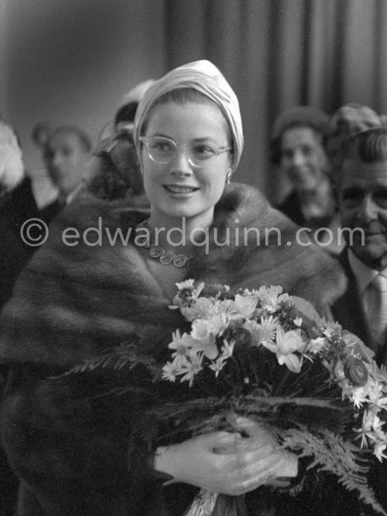 Princess Grace visiting painting exhibition at Hotel Hermitage (auction for Fréjus flood disaster). Monte Carlo 1960. (Grace Kelly) - Photo by Edward Quinn