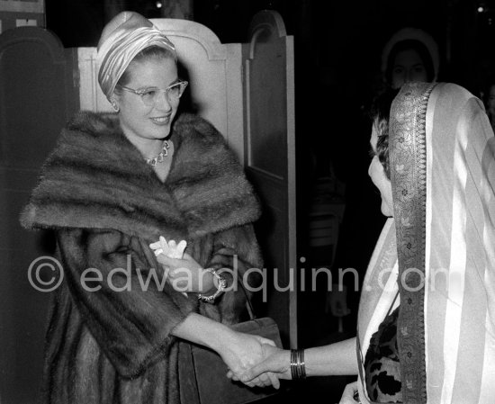 Princess Grace visiting painting exhibition at Hotel Hermitage (auction for Fréjus flood disaster). Monte Carlo 1960. (Grace Kelly) - Photo by Edward Quinn