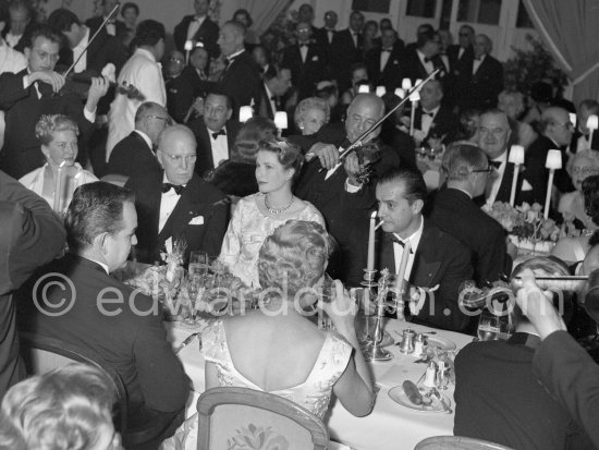Princess Grace, her last outing before her second maternity, on the left Prince Pierre, on the right her doctor Dr. Donat, opposite Prince Rainier. "Bal de la Rose" gala dinner at the International Sporting Club in Monte Carlo, 1958. (Grace Kelly) - Photo by Edward Quinn