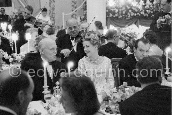 Princess Grace (on the left with glasses), her last outing before her second maternity, on the left Prince Pierre, on the right her doctor Dr. Donat. "Bal de la Rose" gala dinner at the International Sporting Club in Monte Carlo, 1958. - Photo by Edward Quinn