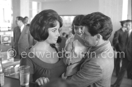 Liz Taylor with her daughter Liza Todd and her husband Eddie Fisher leaving Nice Airport in 1959. - Photo by Edward Quinn