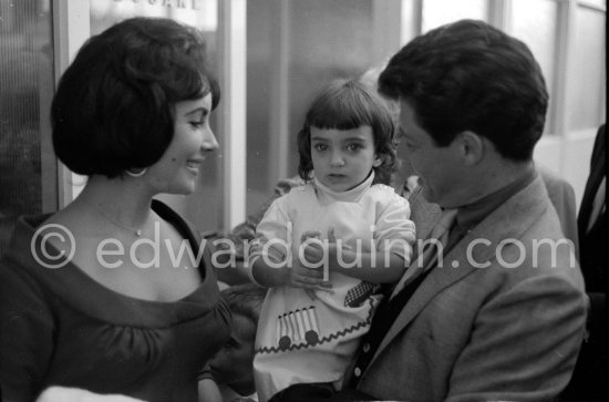 Liz Taylor with her daughter Liza Todd and her husband Eddie Fisher leaving Nice Airport in 1959. - Photo by Edward Quinn