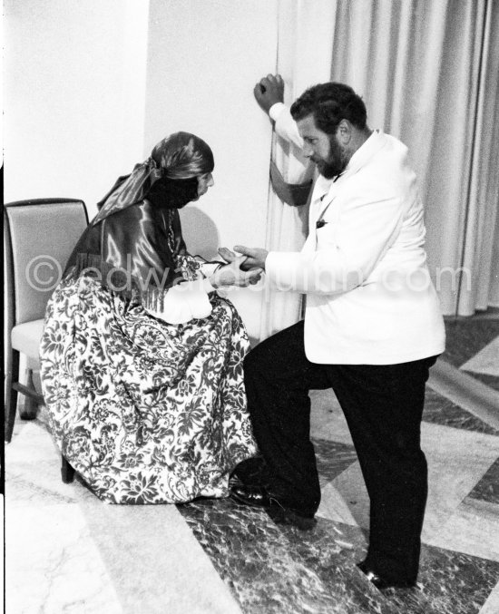 Peter Ustinov and the Monte Carlo fortune teller Madame Delyane. Red Cross Gala. Monte Carlo 1959. - Photo by Edward Quinn