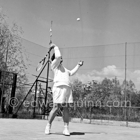 Tennis played by Peter Ustinov. Monte Carlo 1955. - Photo by Edward Quinn