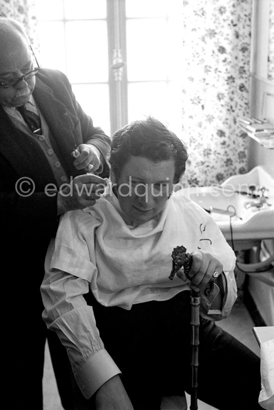 Peter Ustinov at hairdresser. Studios de la Victorine, during filming of "Lola Montès". Nice 1955. - Photo by Edward Quinn