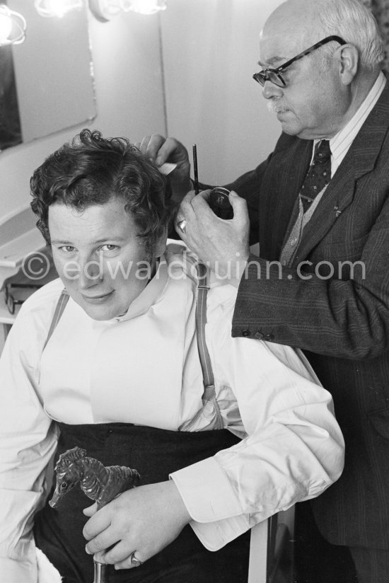 Peter Ustinov at hairdresser. Studios de la Victorine, during filming of "Lola Montès". Nice 1955. - Photo by Edward Quinn