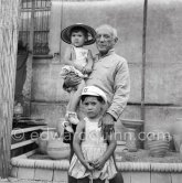 Pablo Picasso at the summer ceramics exhibition "Japon. Céramique contemporaine" at the Nérolium with his children Claude Picasso and Paloma Picasso. One of the first photos Quinn took of Pablo Picasso. As he liked and appreciated this picture, he subsequently allowed Quinn to photograph him in the privacy of his homes and studios. Vallauris 21.7.1951. - Photo by Edward Quinn