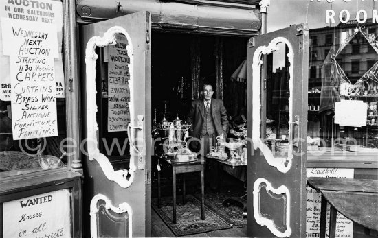 Auctioneer. Dublin 1963. - Photo by Edward Quinn