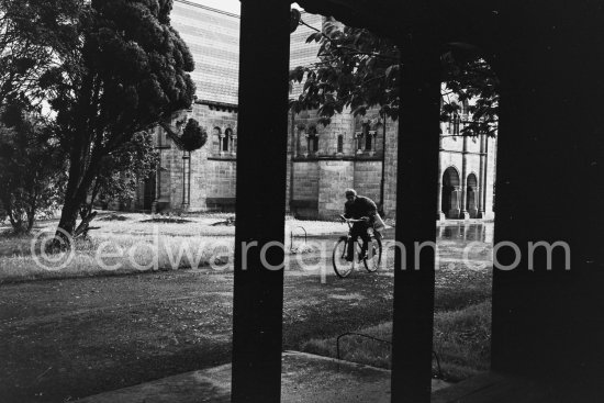 Glasnevin cemetery. Dublin 1963. - Photo by Edward Quinn