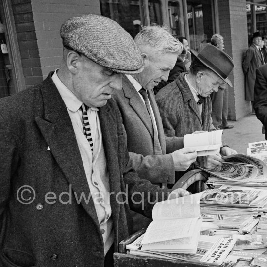 Men browsing at a secondhand bookstall at Bachelors\' walk Dublin 1963. Published in Quinn, Edward. James Joyces Dublin. Secker & Warburg, London 1974. - Photo by Edward Quinn