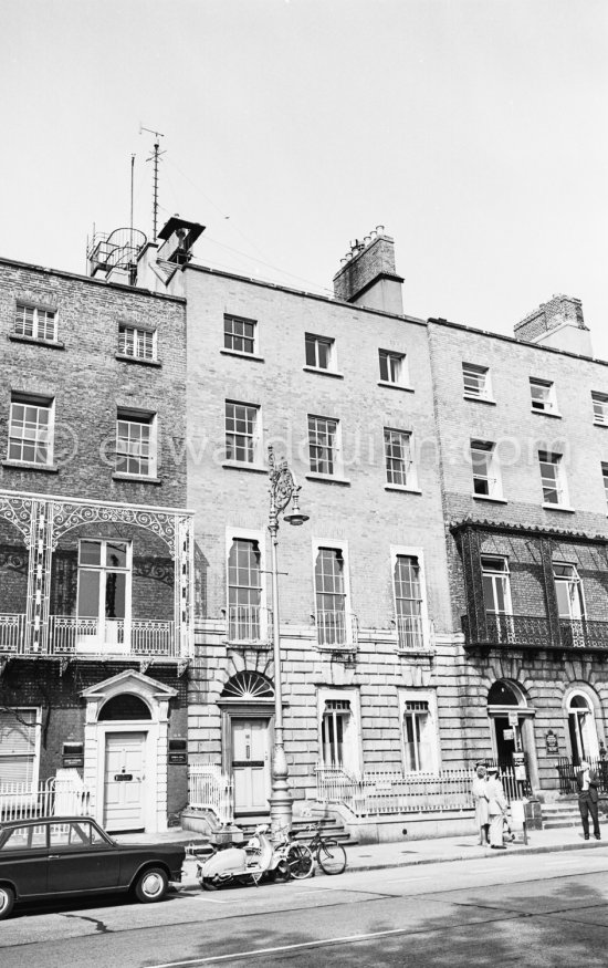 Merrion Square. Dublin 1963. - Photo by Edward Quinn