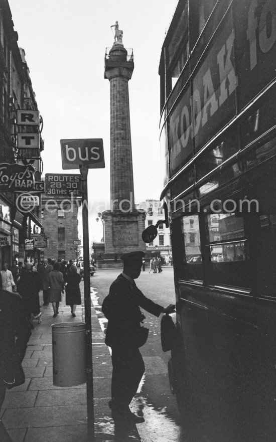 Nelson Pillar, O\'Connell Street/Earl Street (demolished 8 March 1966), Dublin 1963. Published in Quinn, Edward. James Joyces Dublin. Secker & Warburg, London 1974. - Photo by Edward Quinn