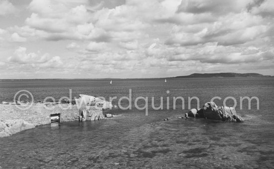 The Forty Foot gentlemen\'s swimming place from the Joyce Martello Tower. Dublin 1963. Published in Quinn, Edward. James Joyces Dublin. Secker & Warburg, London 1974. - Photo by Edward Quinn