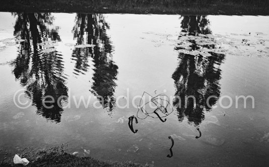 The Grand Canal. Dublin 1963. Published in Quinn, Edward. James Joyces Dublin. Secker & Warburg, London 1974. - Photo by Edward Quinn