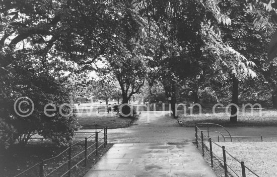 St Stephen\'s Green. Dublin 1963. - Photo by Edward Quinn