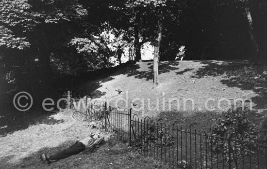 In the People\'s Gardens in the Phoenix Park. Dublin 1963. - Photo by Edward Quinn