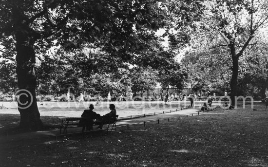 St Stephen\'s Green. Dublin 1963. Published in Quinn, Edward. James Joyces Dublin. Secker & Warburg, London 1974. - Photo by Edward Quinn