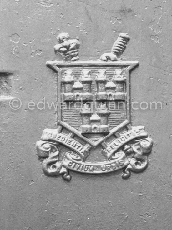 Dublin\'s crest of Arms. Dublin 1963. Published in Quinn, Edward. James Joyces Dublin. Secker & Warburg, London 1974. - Photo by Edward Quinn