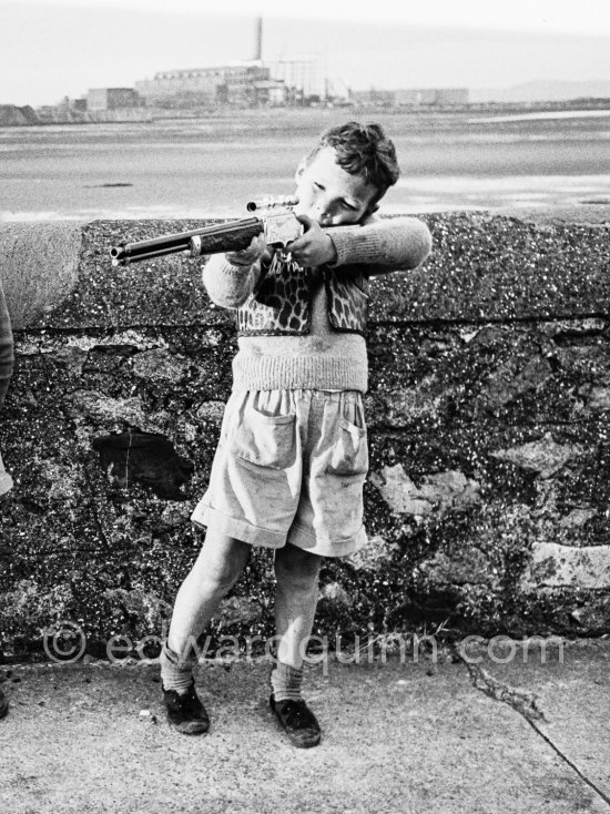 Children near Irishtown. Dublin 1963. - Photo by Edward Quinn