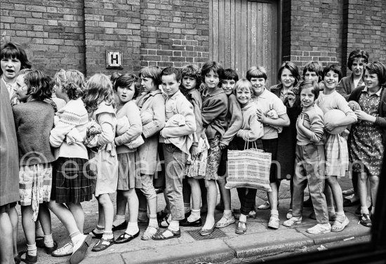 Girls in front of the old Tara Street wash house. Dublin 1963. - Photo by Edward Quinn