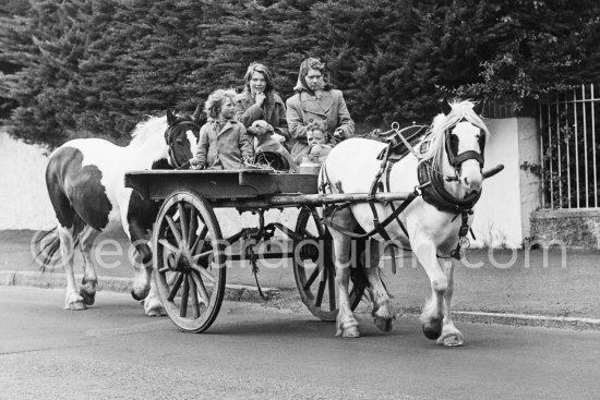 Travellers near Stillorgan.  Dublin 1963. - Photo by Edward Quinn