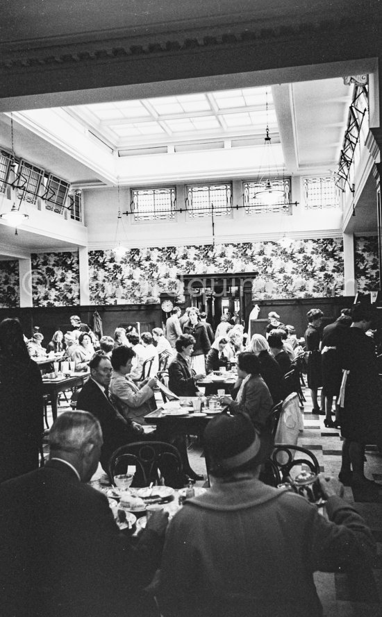 Bewley\'s, Grafton Street. Dublin 1963. - Photo by Edward Quinn