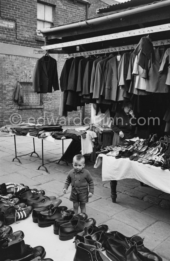 Anglesea Market, Dublin\'s secondhand market in a laneway off Moore Street. Dublin 1963. - Photo by Edward Quinn