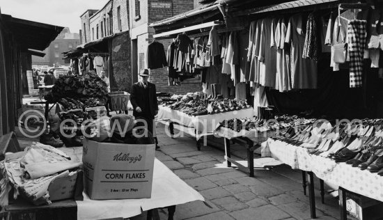 Anglesea Market, Dublin\'s secondhand market in a laneway off Moore Street. Dublin 1963. - Photo by Edward Quinn