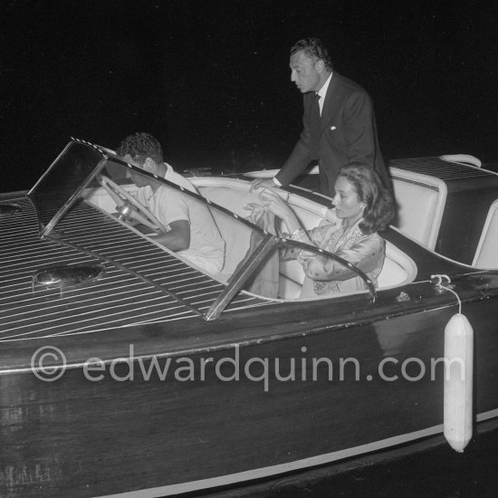 Gianni Agnelli and fashion figure Jacqueline de Ribes. Embarcation for a party on Niarchos schooner . Villefranche 1957. - Photo by Edward Quinn