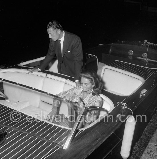 Gianni Agnelli and fashion figure Jacqueline de Ribes. Embarcation for a party on Niarchos schooner . Villefranche 1957. - Photo by Edward Quinn