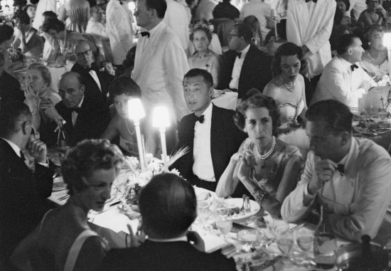 Gianni Agnelli, opposite his wife Marella, Princess Caracciola. Gala at Sporting d’Eté, Monte Carlo 1959. - Photo by Edward Quinn