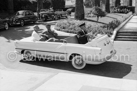 Gianni Agnelli in swimming shorts. With a friend near his Riviera home, Monte Carlo 1958. Cars: 1956 Fiat 600 Multipla Torpedo Marina Carrozzeria Boano. Background from right: Sunbeam Talbot drophead (same model, though one pictured is right-hand drive, used by Grace Kelly in Hitchcock\'s "To Catch a Thief"); 1951 Mercedes-Benz 220 Cabriolet A; 1955-58 Jaguar 2.4 Mark 1; 1956-62 Simca Aronde Océane - Photo by Edward Quinn