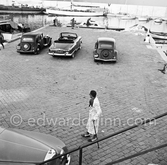 Gianni Agnelli. Since his bad accident with his Ferrari in 1952, he had to walk with a stick. Beaulieu 1954. Cars: 1952 Bentley R-Type Continental, #BC12A, 2-Door Fastback Saloon by H.J.Mulliner (Detailed info on this car by expert Klaus-Josef Rossfeldt see About/Additional Infos), and from left 1949 Citroën Traction Avant 11 BL with special bumper; 1951 Studebaker Champion Regal convertible; about 1950 Citroën Traction Avant 11 BL - Photo by Edward Quinn