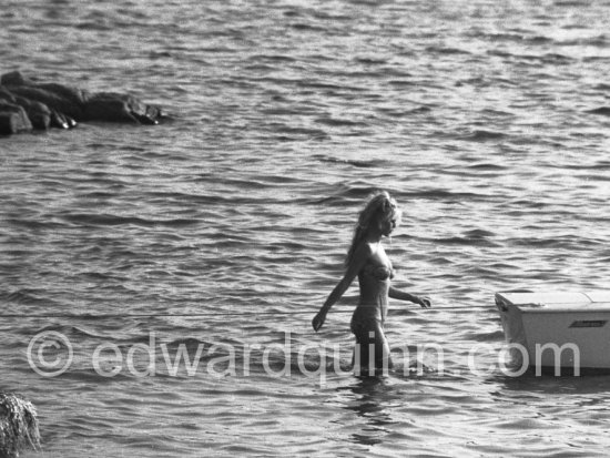 Brigitte Bardot and her Albatross speed boat Sidonie near her home "La Madrague". Saint-Tropez 1961. - Photo by Edward Quinn