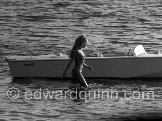 Brigitte Bardot and her Albatross speed boat Sidonie near her home "La Madrague". Saint-Tropez 1961. - Photo by Edward Quinn