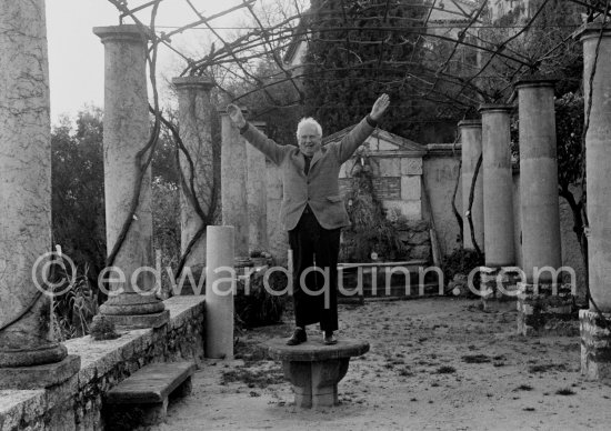 Alexander Calder at Hans Hartung\'s house. Saint-Paul-de-Vence 1961. - Photo by Edward Quinn