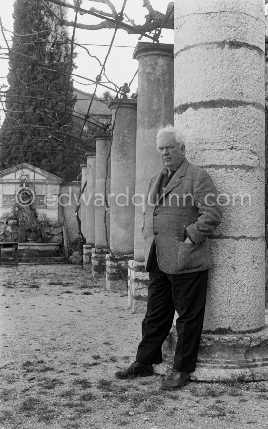 Alexander Calder at Hans Hartung\'s house. Saint-Paul-de-Vence 1961. - Photo by Edward Quinn