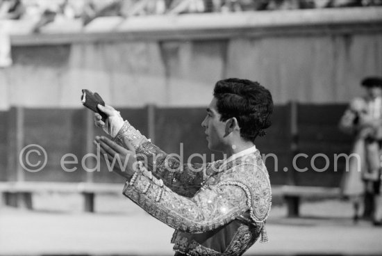 The price for a brilliant performance, a bull\'s ear. Paco Camino holds it up victoriously in answer to the crowd\'s cheers. Paco Camino is only 18 years old. Nimes 1960. A bullfight Picasso attended (see "Picasso"). - Photo by Edward Quinn