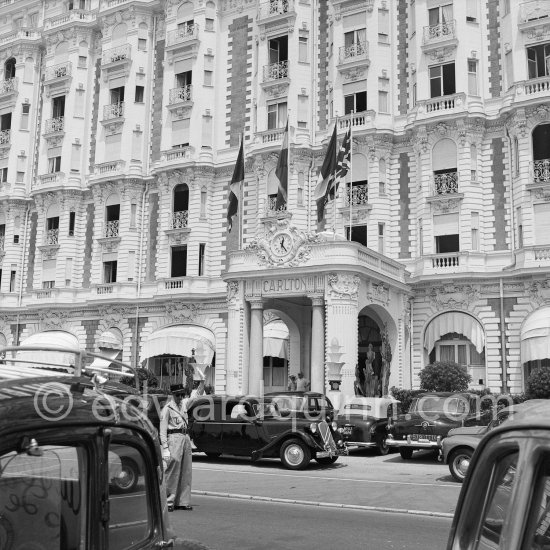 Carlton Hotel. Cannes 1953. Car: Citroën Traction Avant - Photo by Edward Quinn