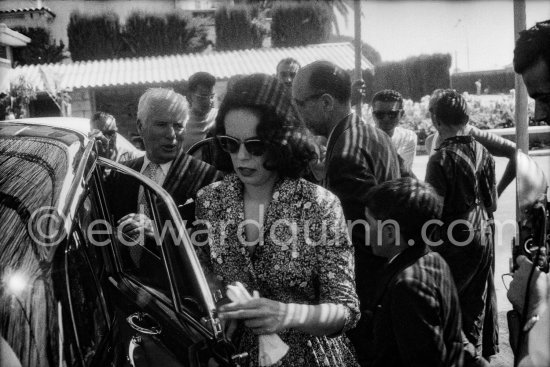 Charly Chaplin, his eldest son Michael and his wife Oona. Nice 1956. Car: 1956 Bentley S1, registered VD42299 – CH, Standard Steel Sports Saloon. Detailed info on this car by expert Klaus-Josef Rossfeldt see About/Additional Infos. - Photo by Edward Quinn