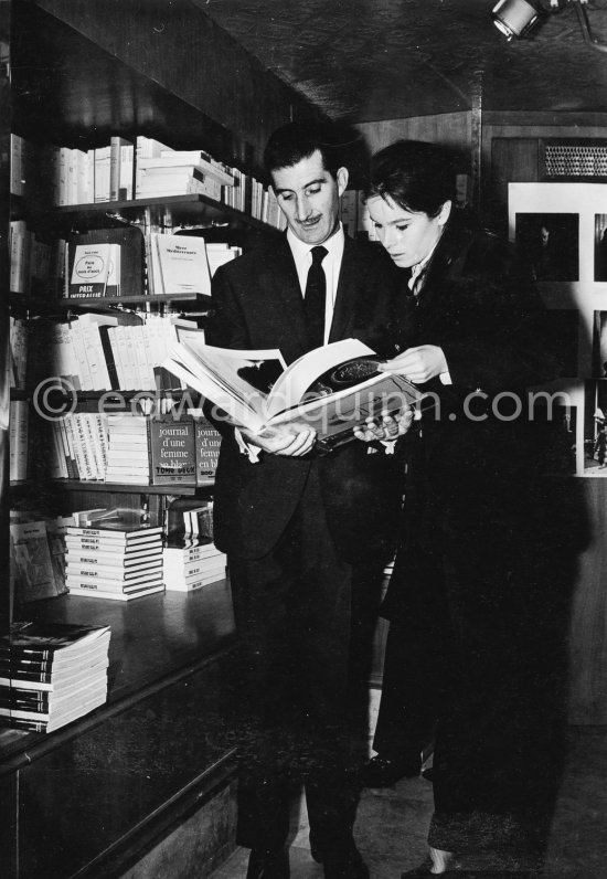 Edward Quinn and Géraldine Chaplin. Presentation of the book "Picasso à l\'oeuvre" ("Picasso at Work"). Paris 1965. Photographer unknown - Photo by Edward Quinn