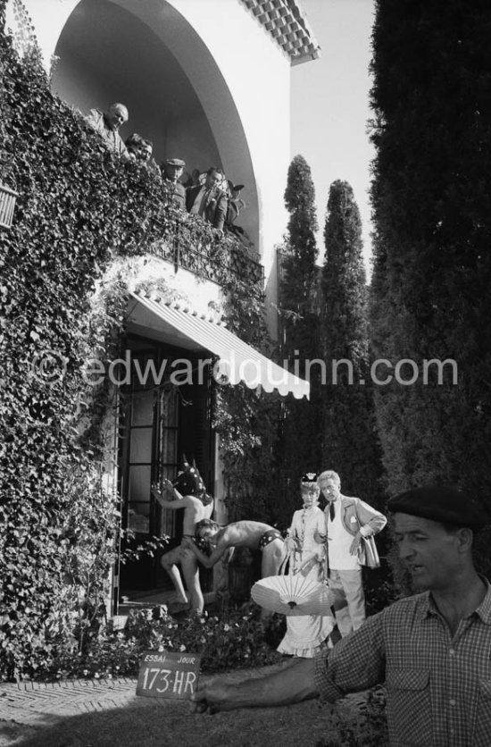 Jean Cocteau, Edouard Dermit, Francine Weisweiller during filming of "Le Testament d’Orphée", film of Jean Cocteau. Alberto Magnelli, Susi Magnelli, Michele Sapone, Pablo Picasso, Renato Guttuso. During film Saint-Jean-Cap-Ferrat 1959. - Photo by Edward Quinn