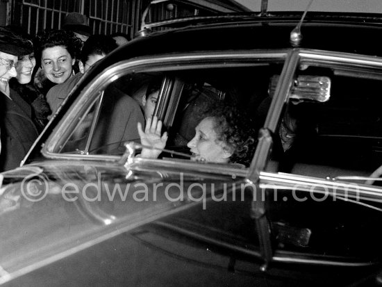 Colette in Monaco for "Prix Prince Pierre". Monaco-Ville 1954. Car: Buick 1946, 47 or 48 - Photo by Edward Quinn