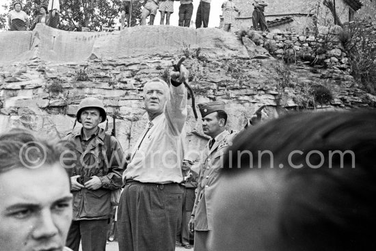 Lt. Sam Loggins (Frank Sinatra) and director Delmer Daves during the filming of "Kings Go Forth". Tourrettes-sur-Loup 1957. - Photo by Edward Quinn