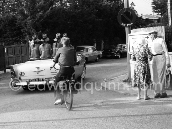 1956. Dodge Coronet. Velosolex. Volkswagen. Vallauris about 1959. - Photo by Edward Quinn