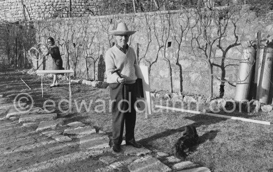 Max Ernst and Dorothea Tanning in the gardens of her house. Seillans 1966. - Photo by Edward Quinn