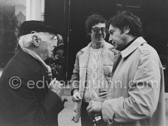 Max Ernst with Kinetic artists Julio Le Parc and Yvaral - with glasses "Pour Une Vision Autre" ("Glasses for Another Vision") by Le Parc, in front of gallery Denise René rive gauche. On the occasion of the exhibition "L’idée et la matière". Paris 1974. - Photo by Edward Quinn