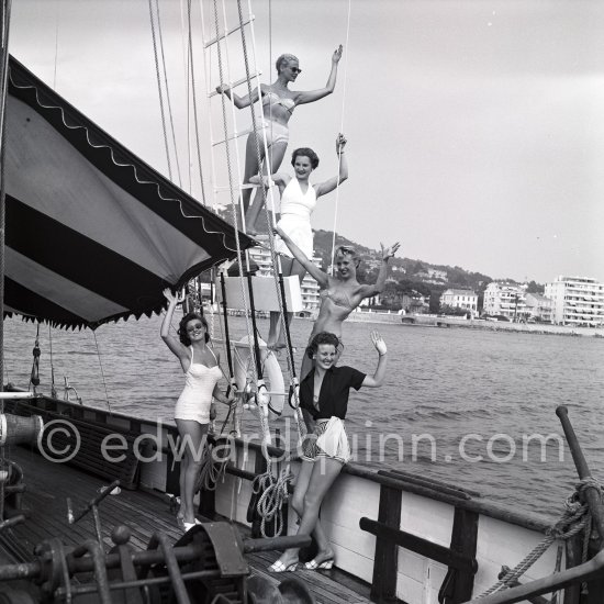 British fashion models cruising along the Côte d\'Azur on board the yacht Bonaventura. Cannes 1955. - Photo by Edward Quinn