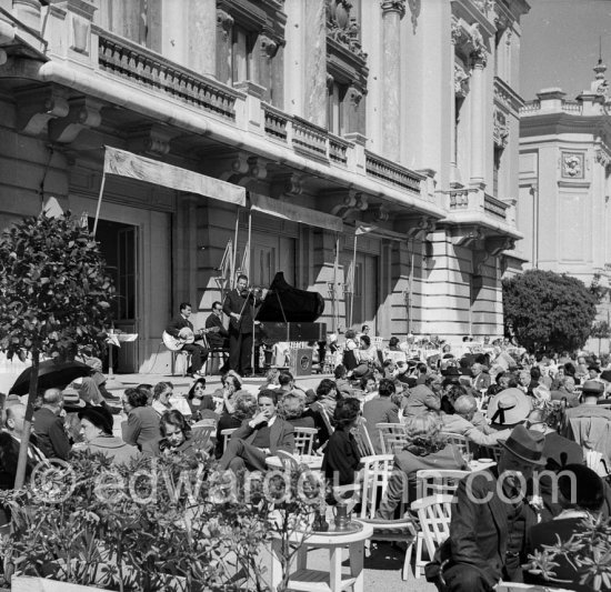 Bar du Soleil. Louis Frosio and his trio in front of Casino Monte Carlo 1951. - Photo by Edward Quinn