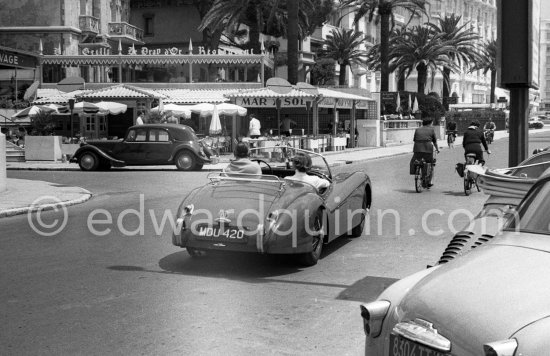 Clark Gable and “fiancée” Suzanne Dadolle, French model, in front of Hotel Bleu Rivage. Cannes 1953. 1951 Jaguar XK120 OTS Battleship grey/red. Car today see https://bit.ly/3kLirWW - Photo by Edward Quinn